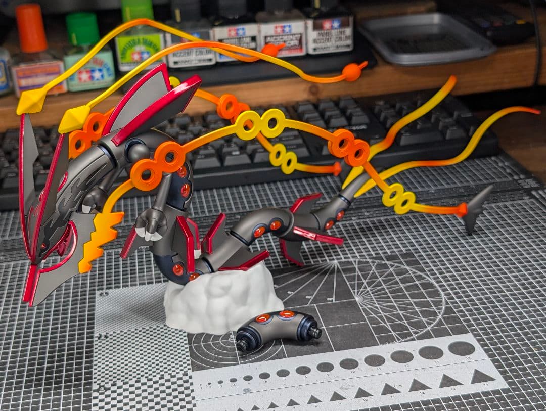 黒いメガレックウザ　全塗装　完成品　ポケプラ