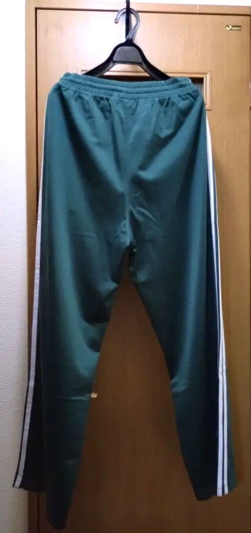 adidas グリーン トラックパンツ