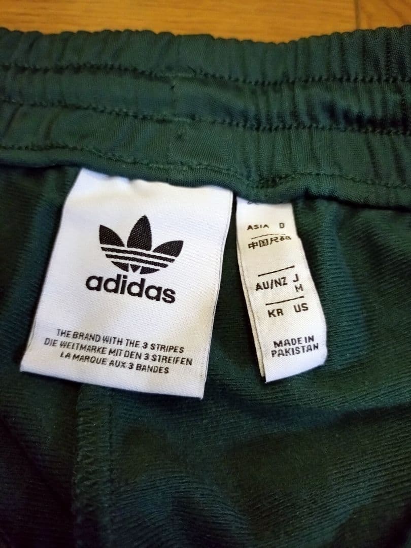 adidas グリーン トラックパンツ