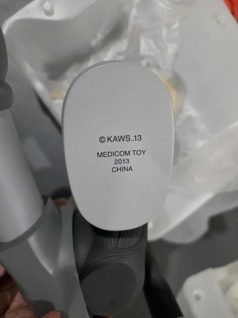 KAWS Resting Place フィギュア グレー