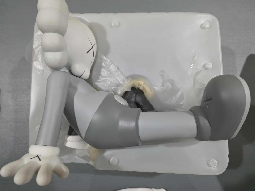 KAWS Resting Place フィギュア グレー