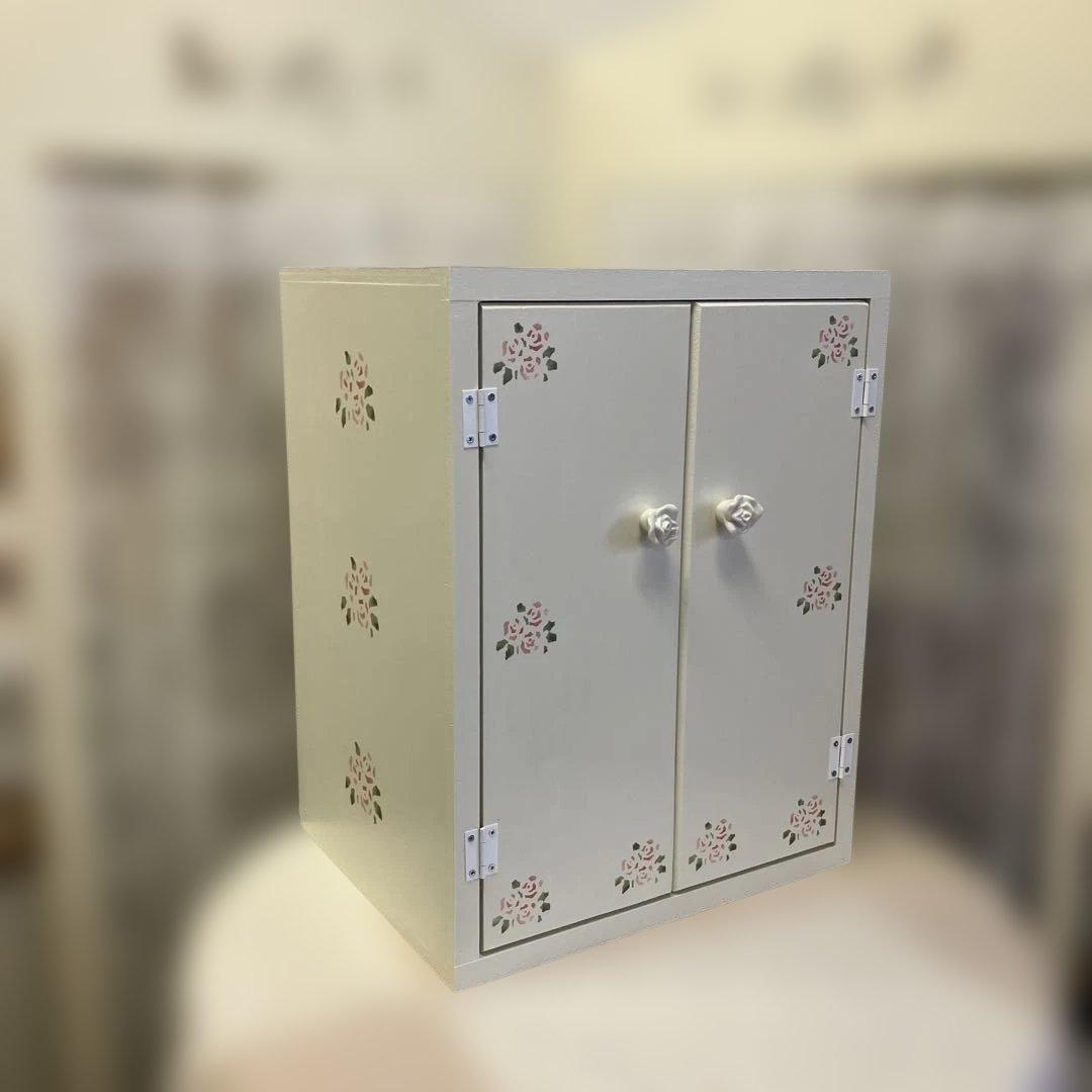 薔薇のステンシルの扉 木製ラック 花柄デザイン 2扉