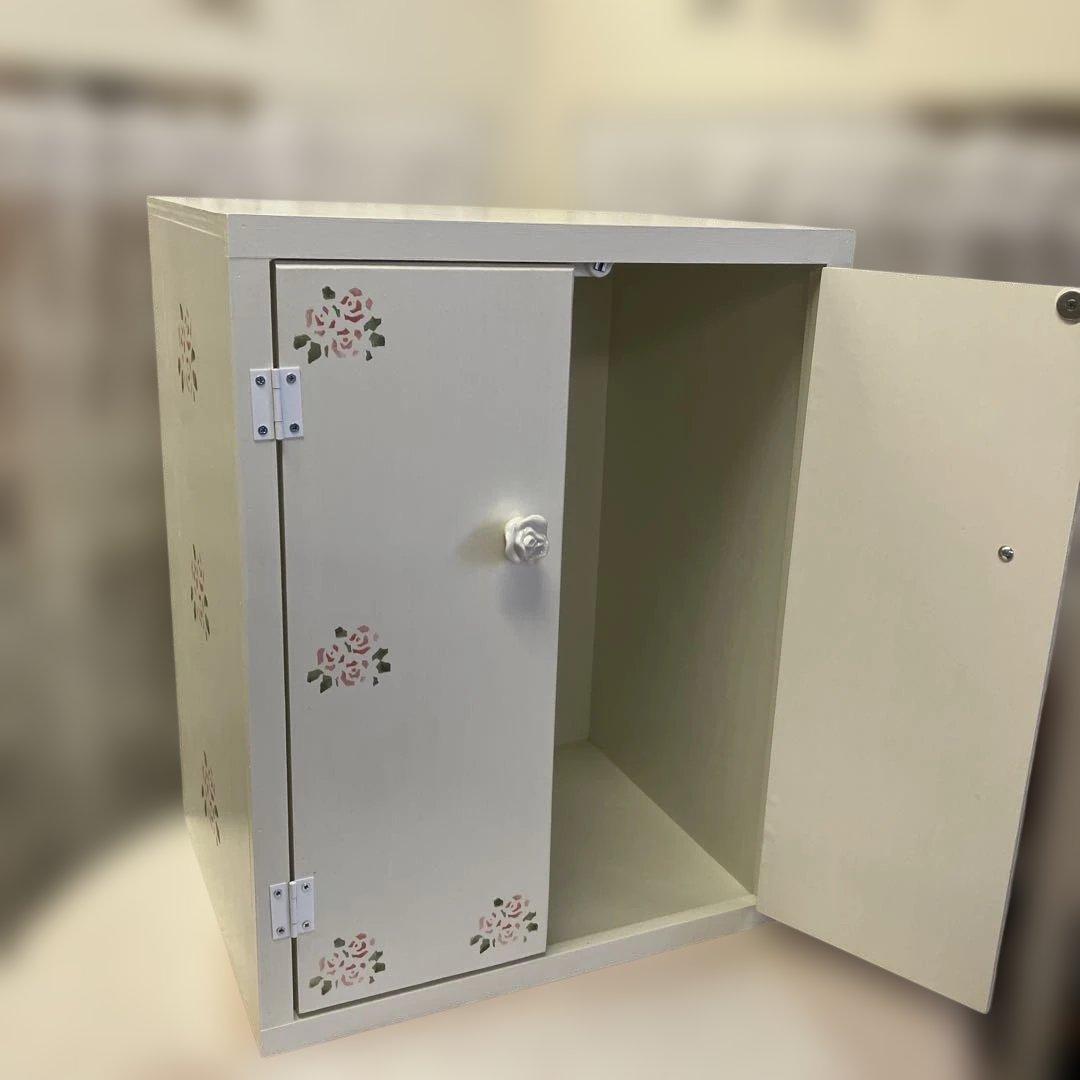 薔薇のステンシルの扉 木製ラック 花柄デザイン 2扉