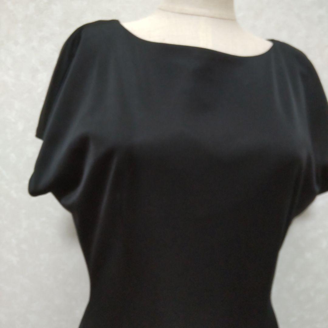 黒のドット柄ドレス