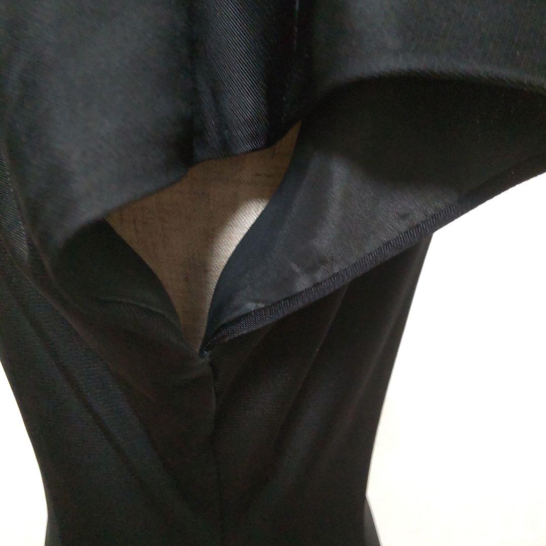 黒のドット柄ドレス
