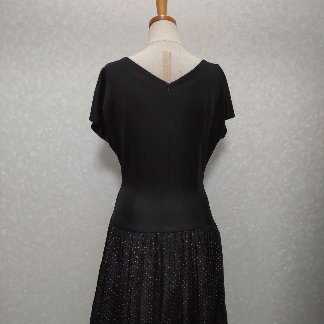 黒のドット柄ドレス