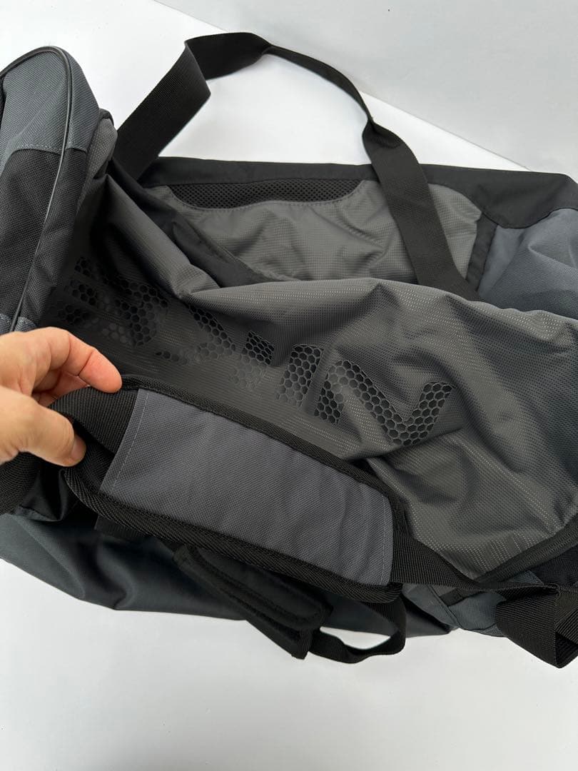 新品　NIKE ボストンバッグ　スポーツバッグ　合宿　試合　カーキ　グレー系