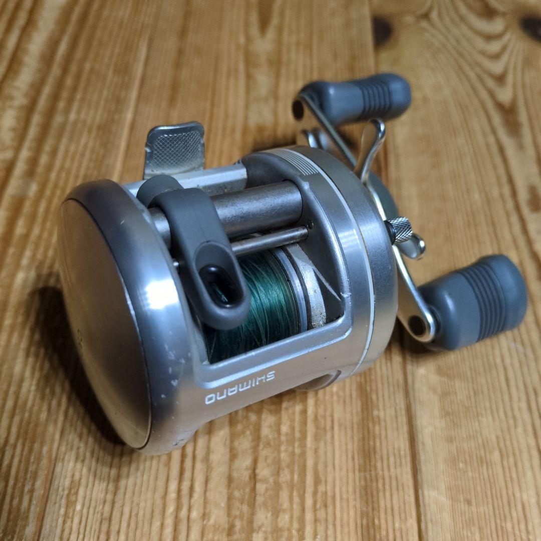 (中古品)SHIMANO カルカッタ100 シルバー リール