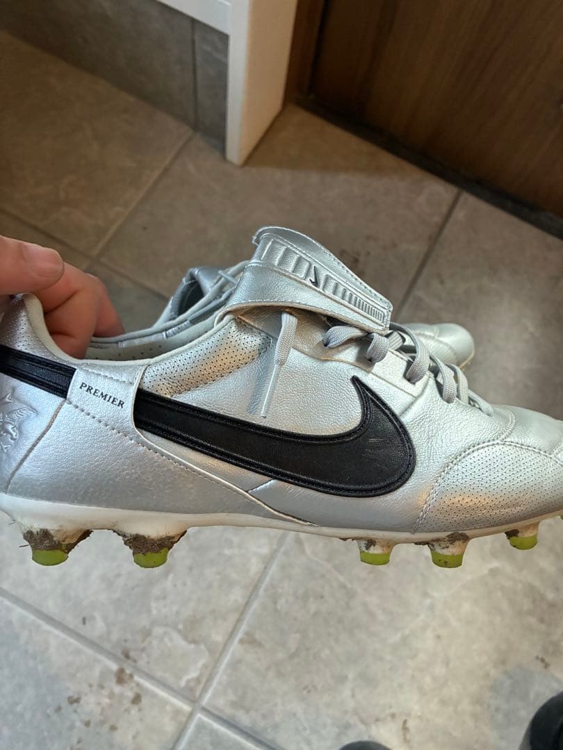 NIKE スパイク　シルバー
