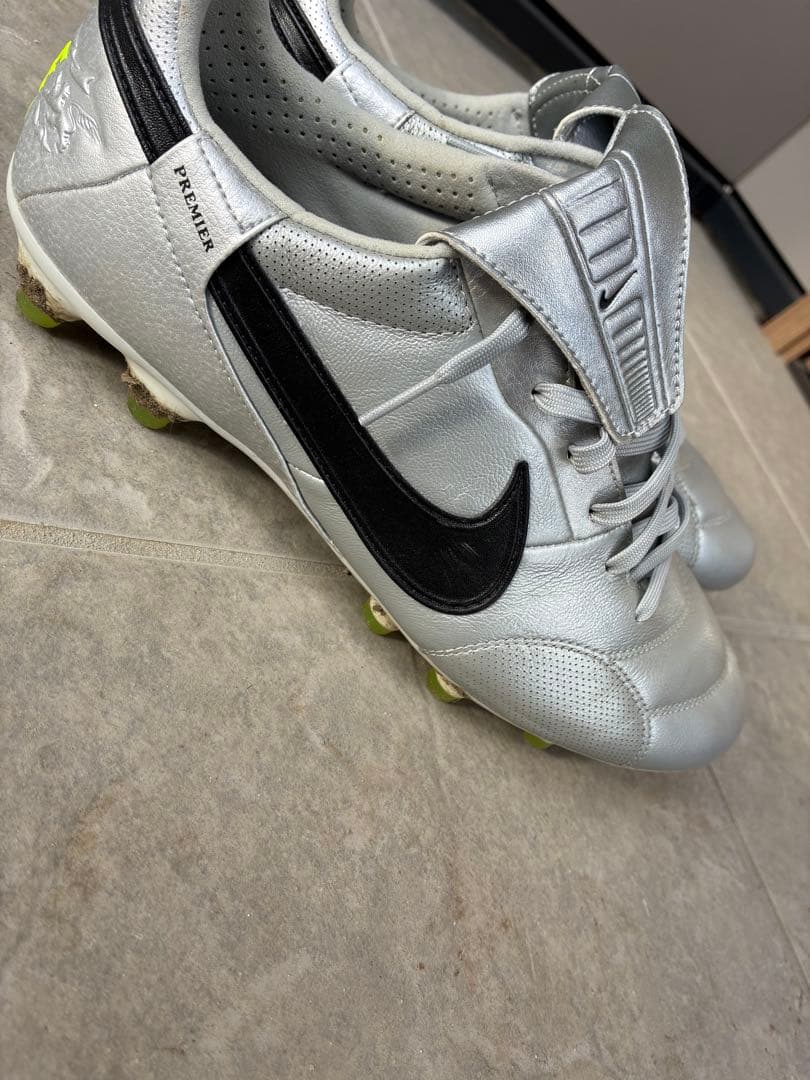 NIKE スパイク　シルバー