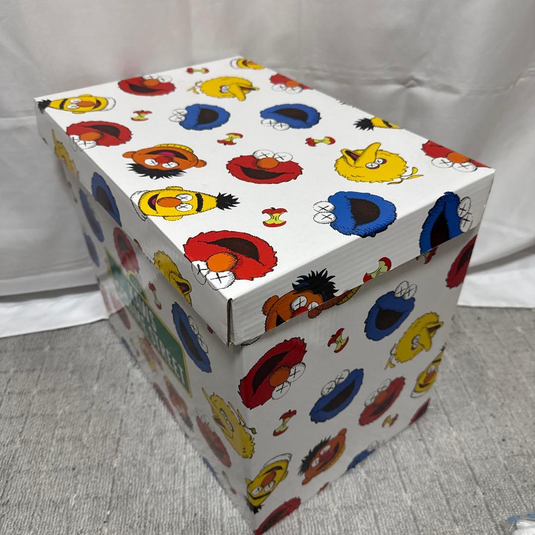 B135 希少 UNIQLO KAWS SESAME STREET ぬいぐるみ