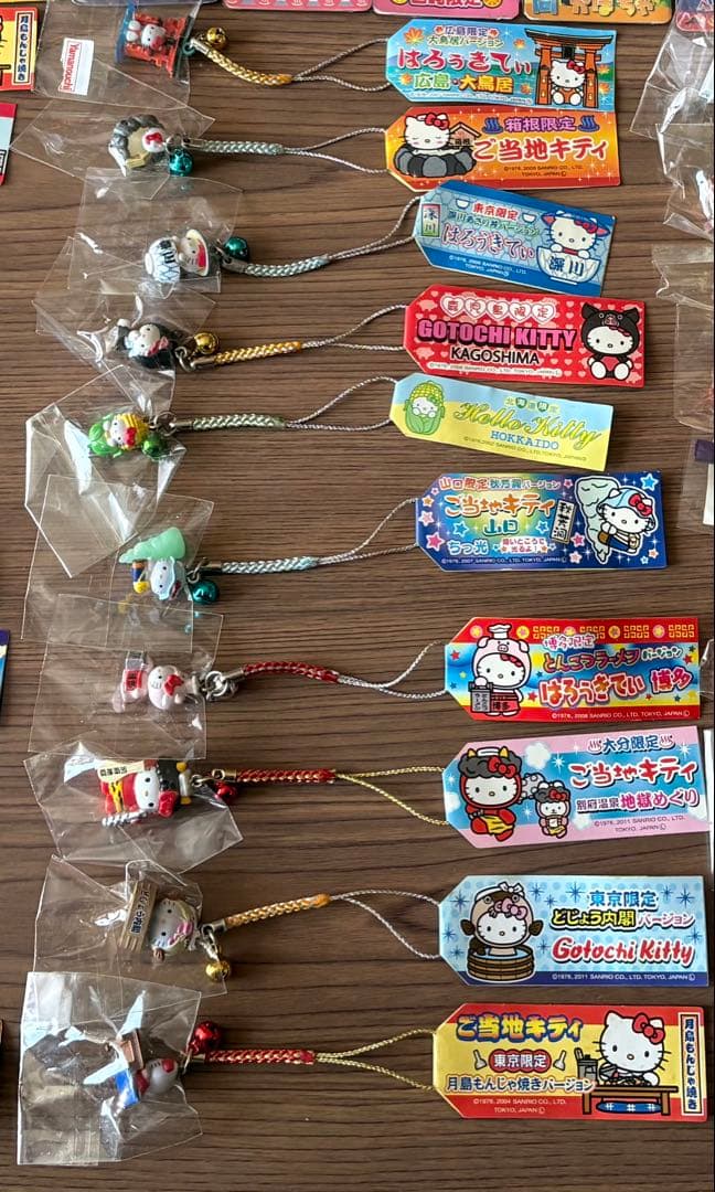 ハローキティ ご当地　根付け　キーチェーン　チャーム　キーホルダー等　49個
