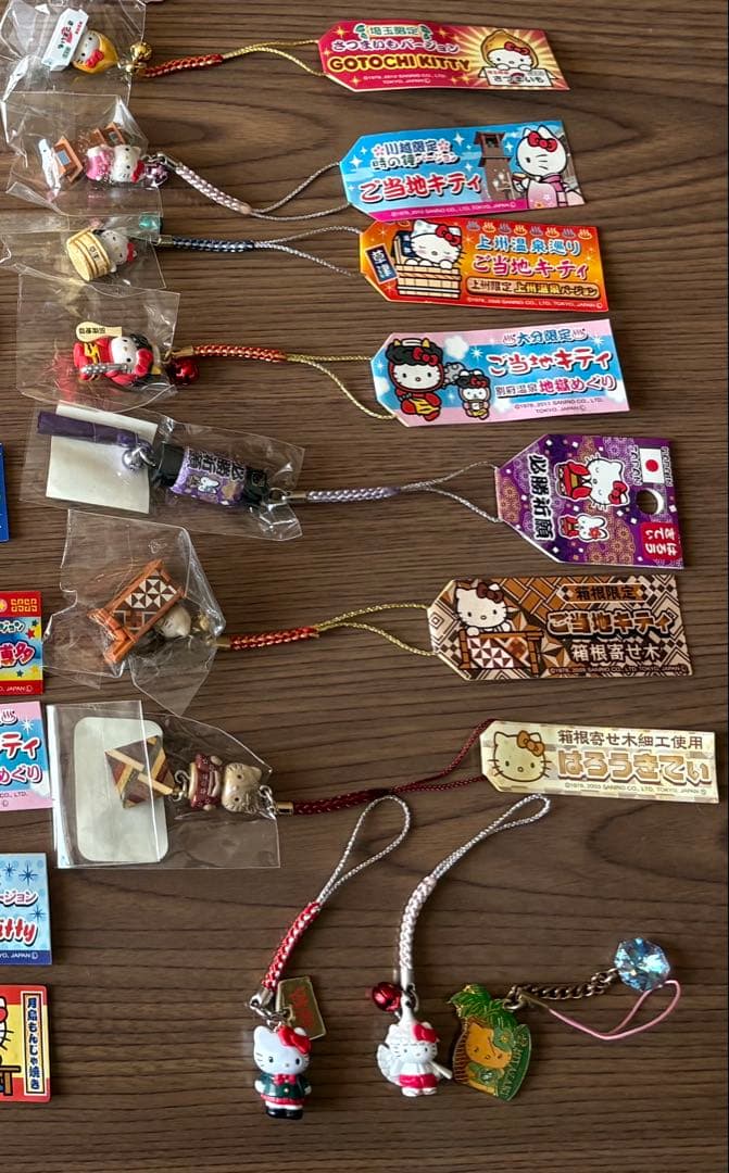 ハローキティ ご当地　根付け　キーチェーン　チャーム　キーホルダー等　49個