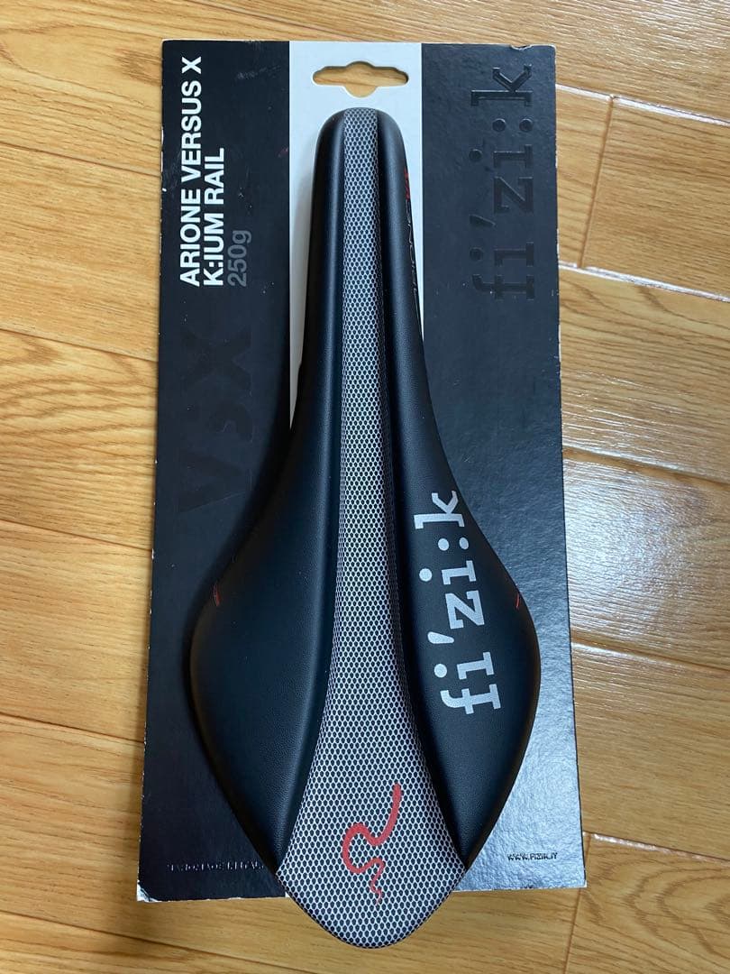 fi'zi:k Arione Versus X サドル