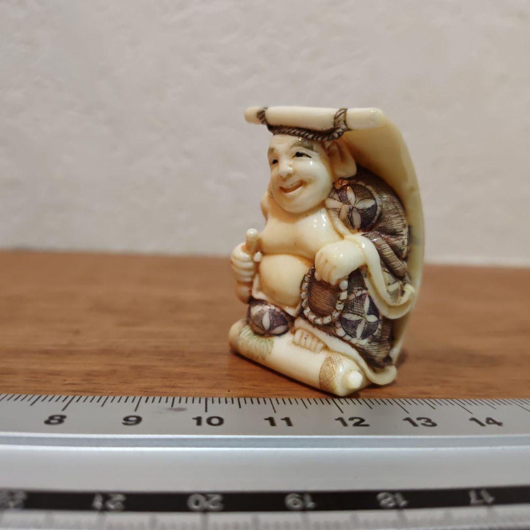 時代提物 七福神根付 天然材【掛け軸で寛ぐ茶目な布袋様】高4.5cm重38ｇ