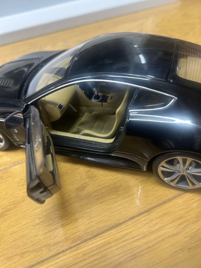 オートアート1/18Aston Martin V8 Vantage
