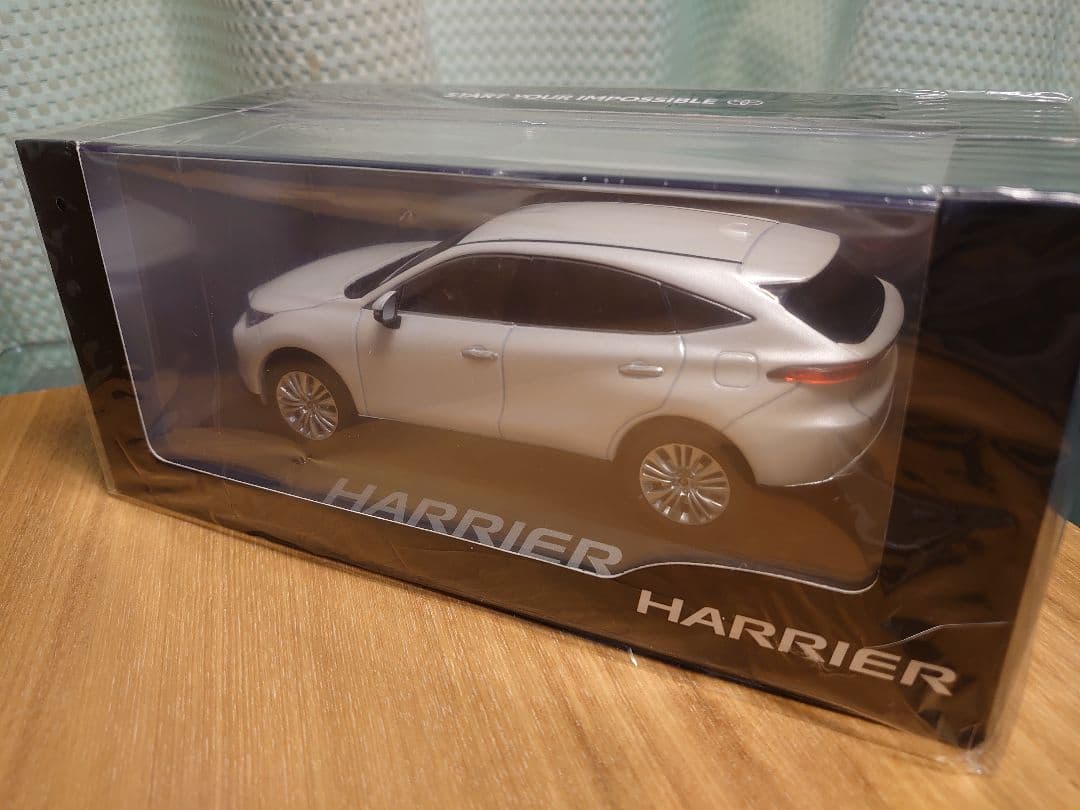 美品【新品】ハリアー　ホワイトパール　ミニカー　カラーサンプル