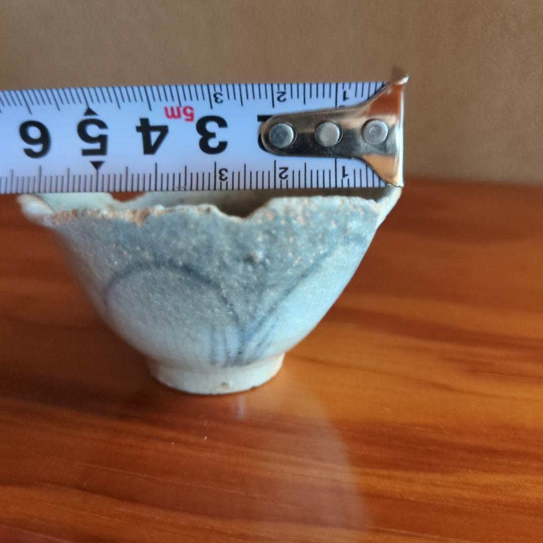 青白い波状陶器の器 6cm 初期伊万里の陶片