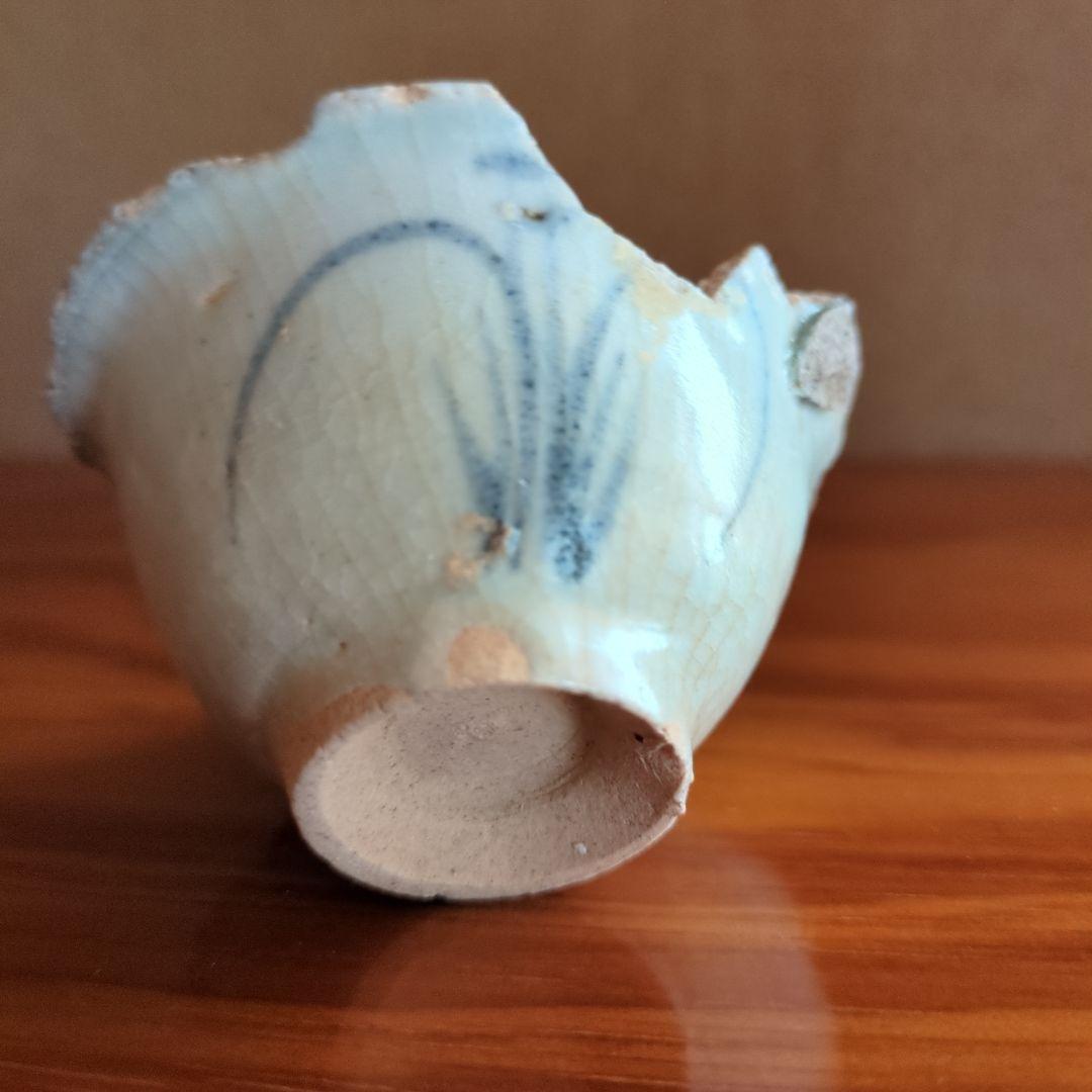 青白い波状陶器の器 6cm 初期伊万里の陶片