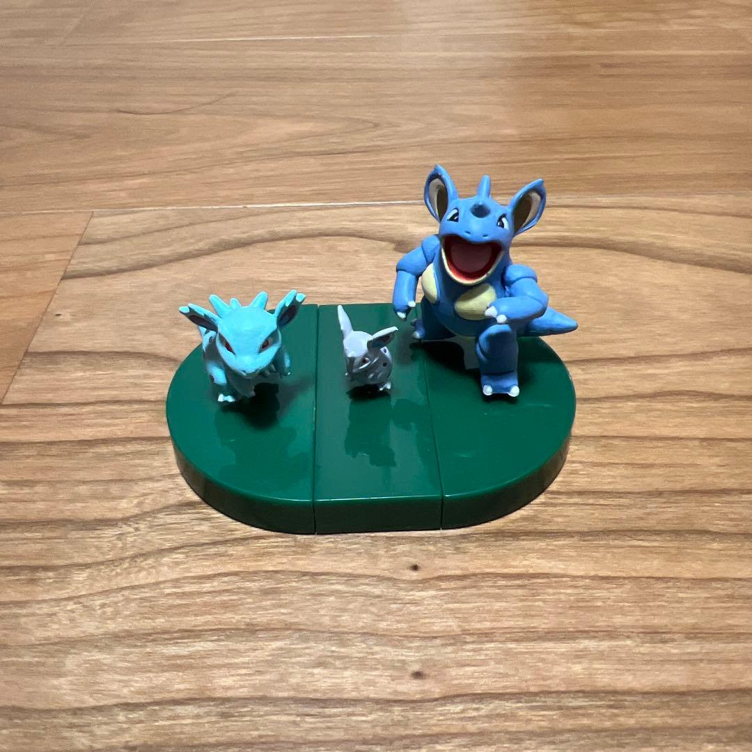 立体ポケモン図鑑　ぜんこくばん　ニドラン♀進化系　ヒメグマ進化系　専用台座