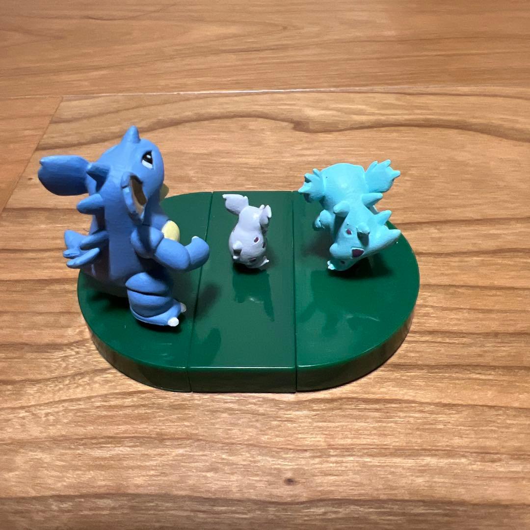 立体ポケモン図鑑　ぜんこくばん　ニドラン♀進化系　ヒメグマ進化系　専用台座