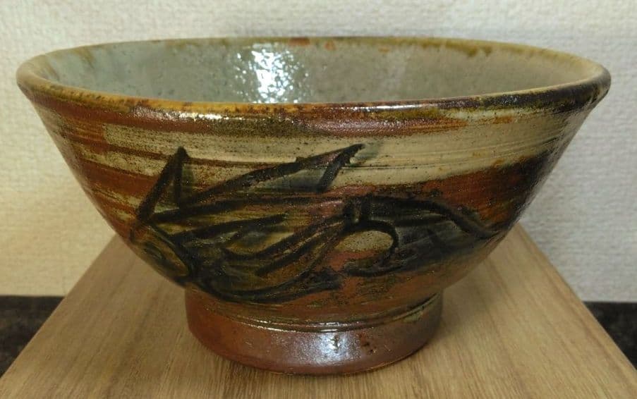 上作 人間国宝 金城次郎 魚紋茶碗(外刷毛目,魚二匹) 栞 共箱 無傷 壷屋焼