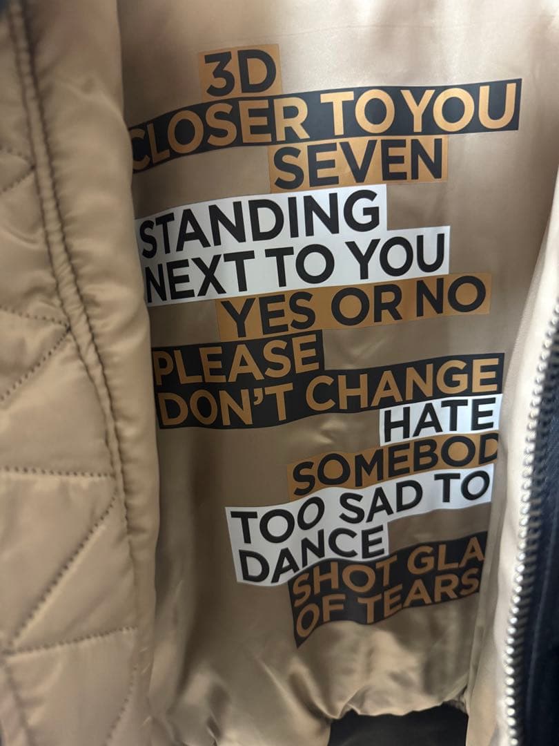 アイドル JUNGKOOK GOLDEN OVERSIZED BOMBER JACKET