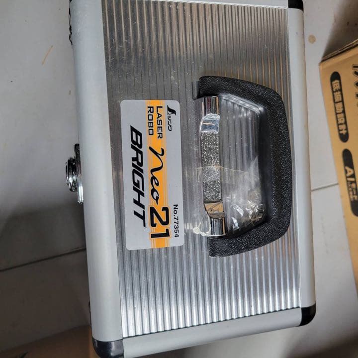 レーザー墨出し器