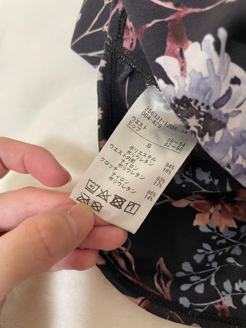 【金土日限定値下げ】チャコットバランス　ホリデーフラワープリントレギンス S