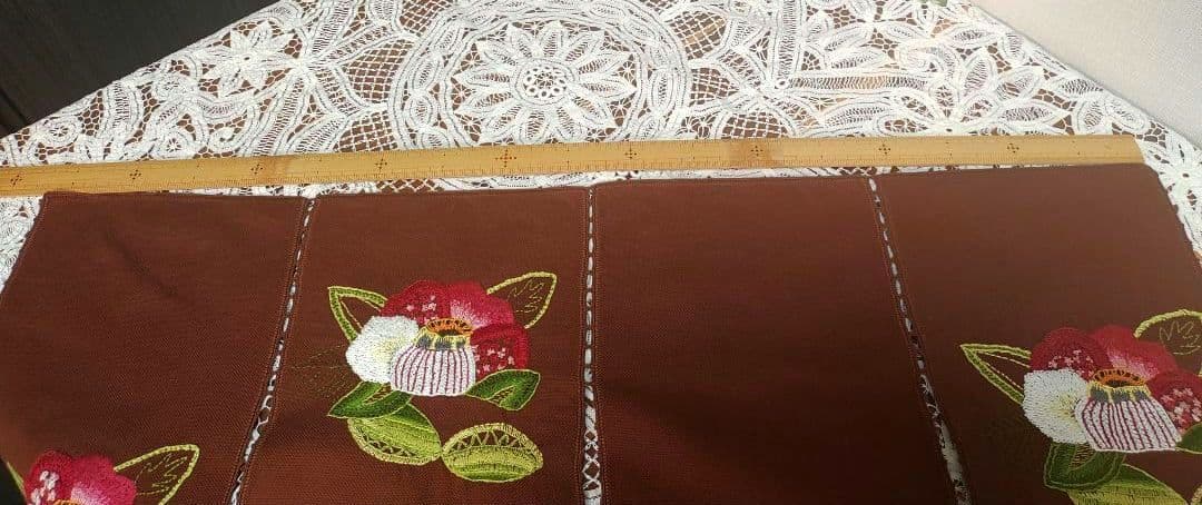 ハンドメイド 手刺繍 ブラウン 椿 花柄 4つ割れ 手編みレース縁取り のれん