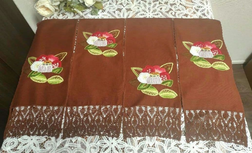 ハンドメイド 手刺繍 ブラウン 椿 花柄 4つ割れ 手編みレース縁取り のれん