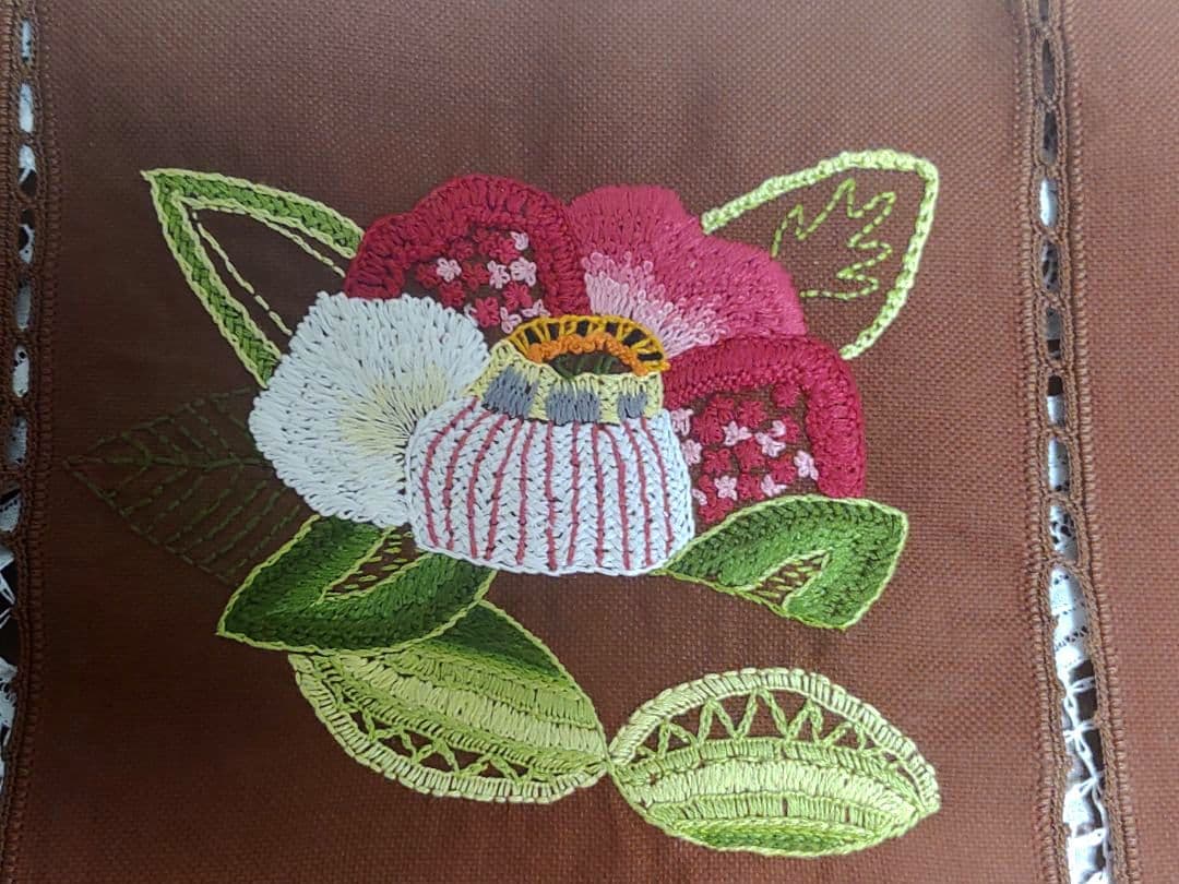 ハンドメイド 手刺繍 ブラウン 椿 花柄 4つ割れ 手編みレース縁取り のれん