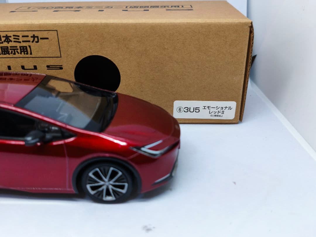 トヨタ プリウス 1/30 カラーサンプル ミニカー 赤　新型　現行型