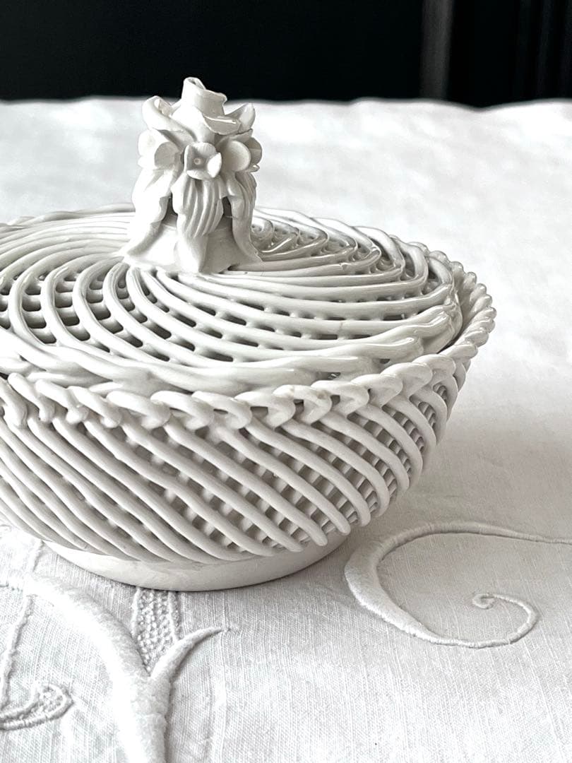 【美品・レア】フランスアンティーク カゴ編み 白陶器のボンボン入れ[3327]