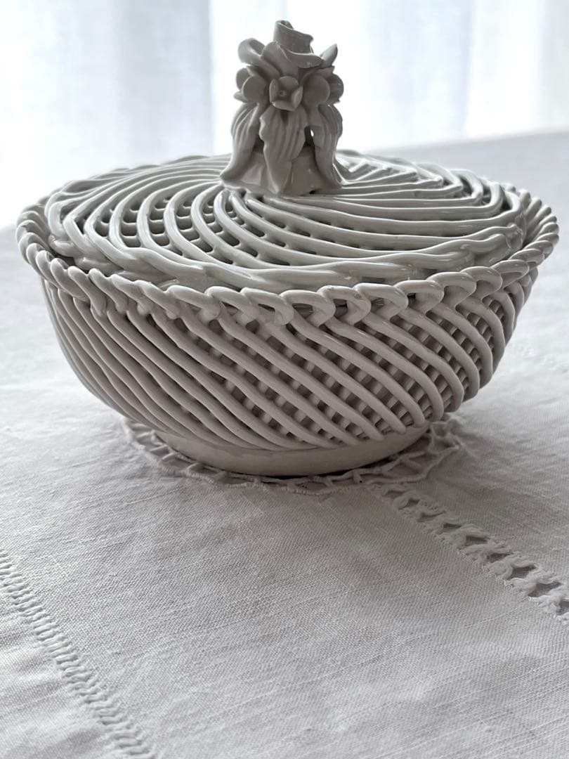 【美品・レア】フランスアンティーク カゴ編み 白陶器のボンボン入れ[3327]