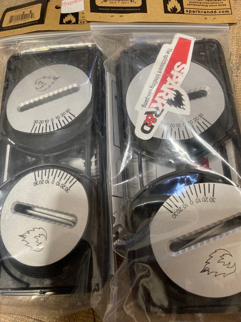 SPARK PUCKS 新品　送料込み