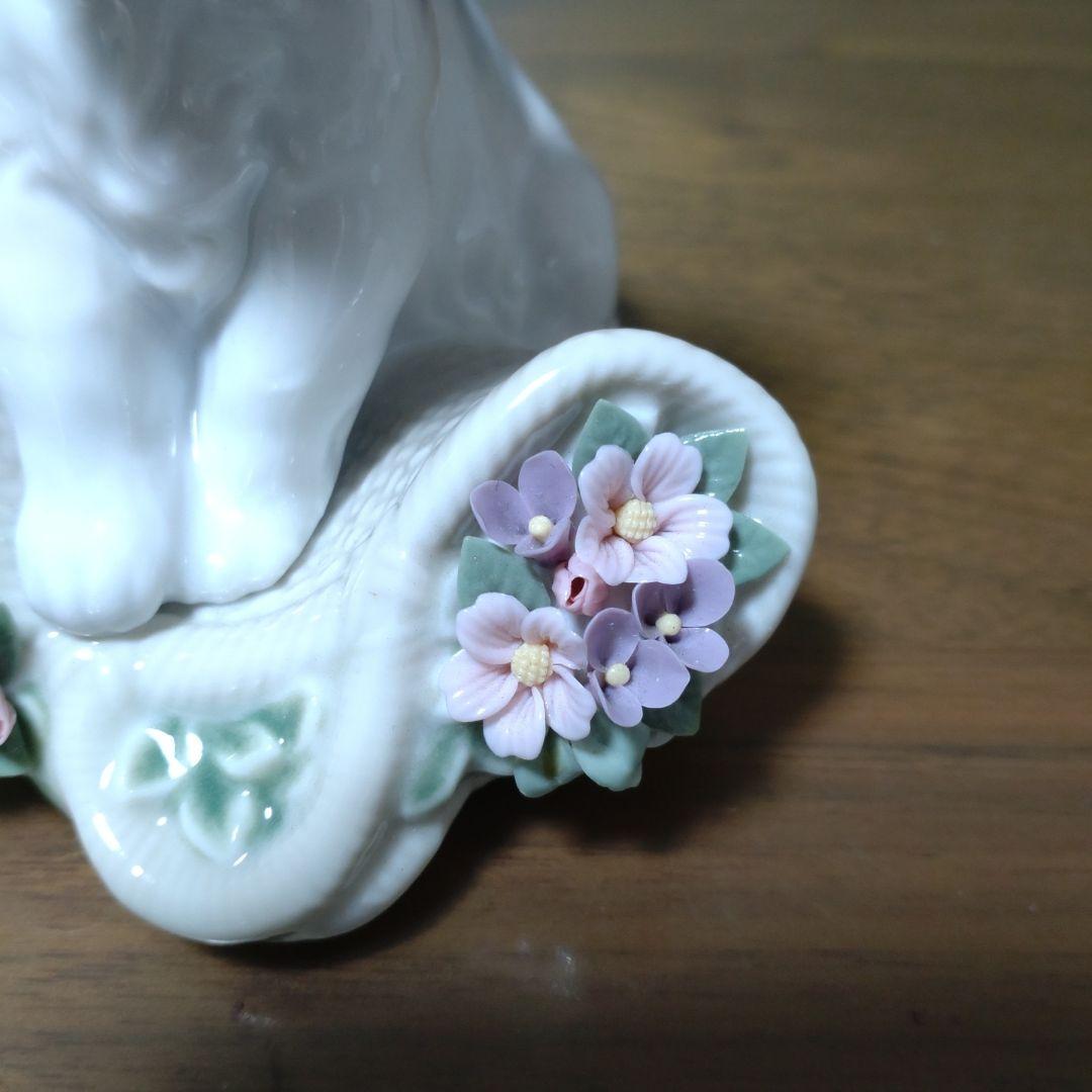 リヤドロ　 陶磁器 　犬のフィギュア 　花のモチーフ 　箱つき