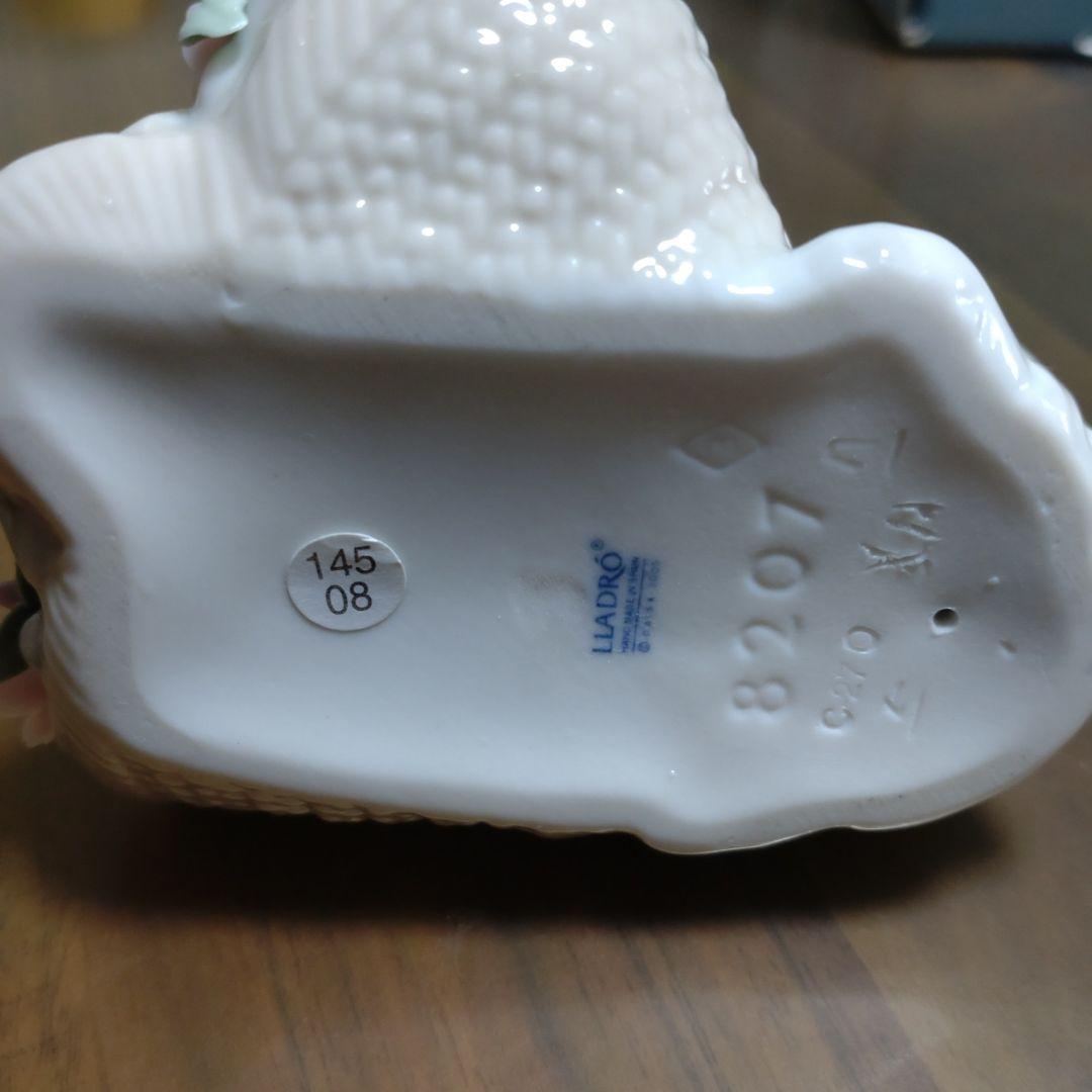 リヤドロ　 陶磁器 　犬のフィギュア 　花のモチーフ 　箱つき