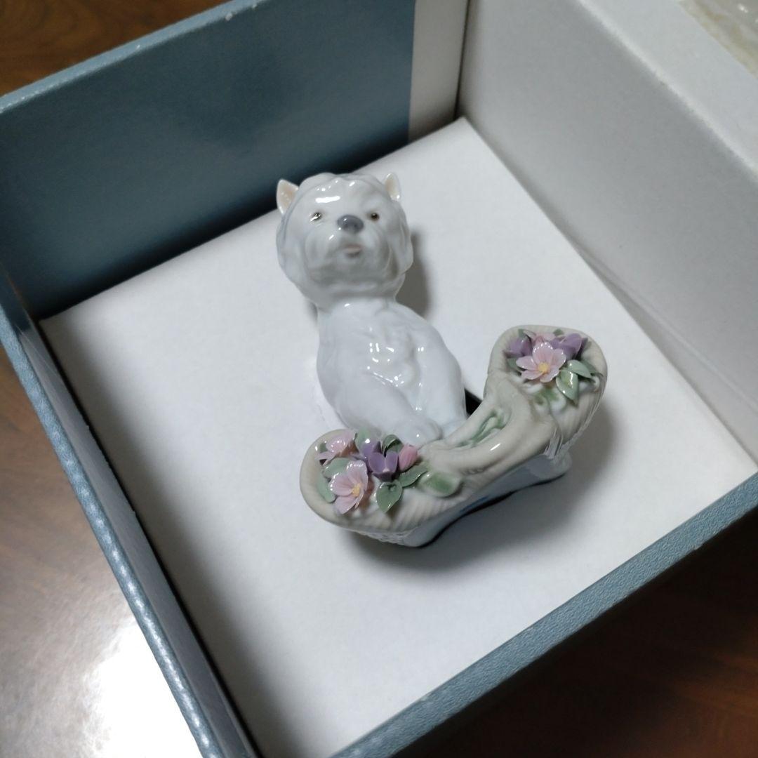 リヤドロ　 陶磁器 　犬のフィギュア 　花のモチーフ 　箱つき
