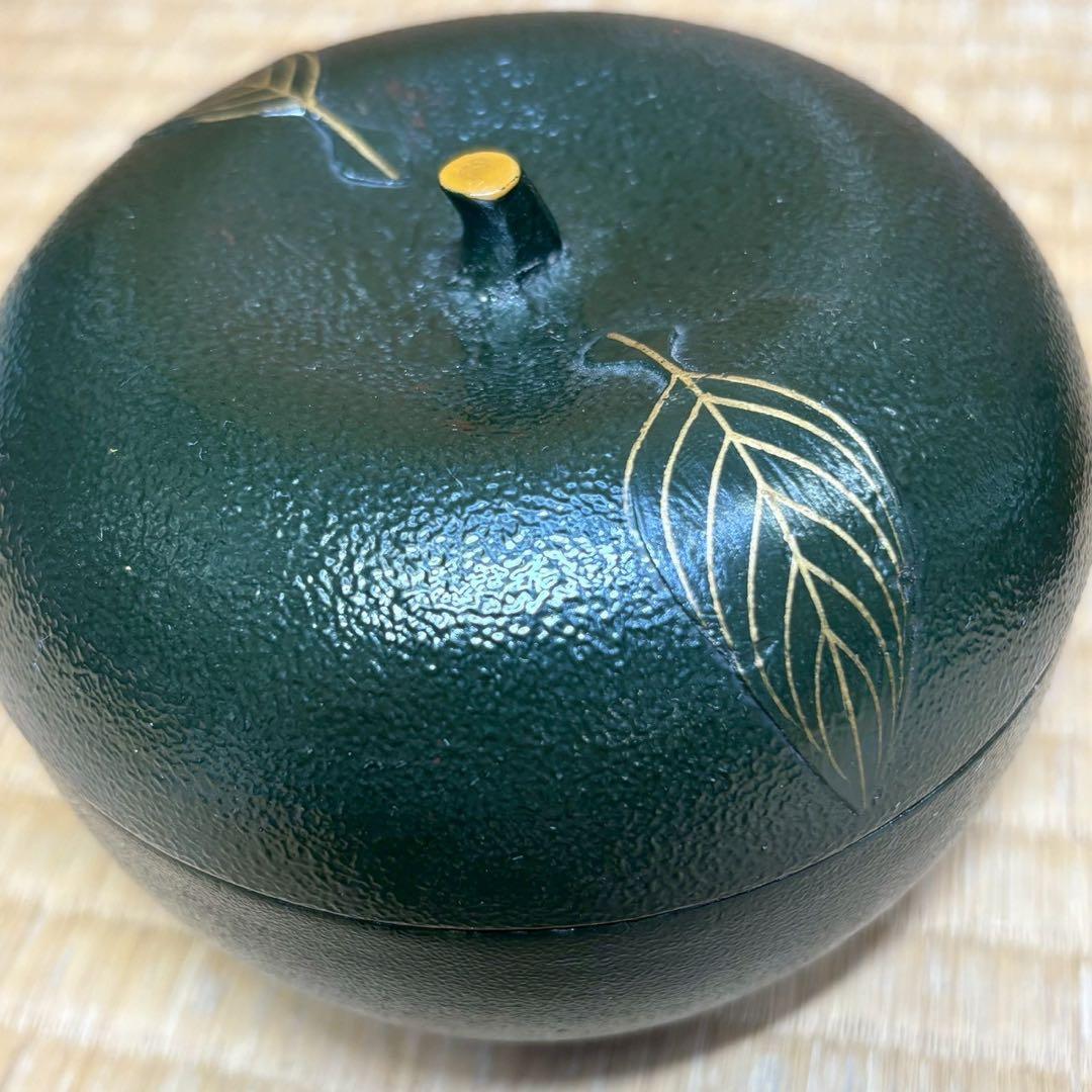 C- 1049▲お正月　祝い事　木製漆器　りんご型　蓋物　6客