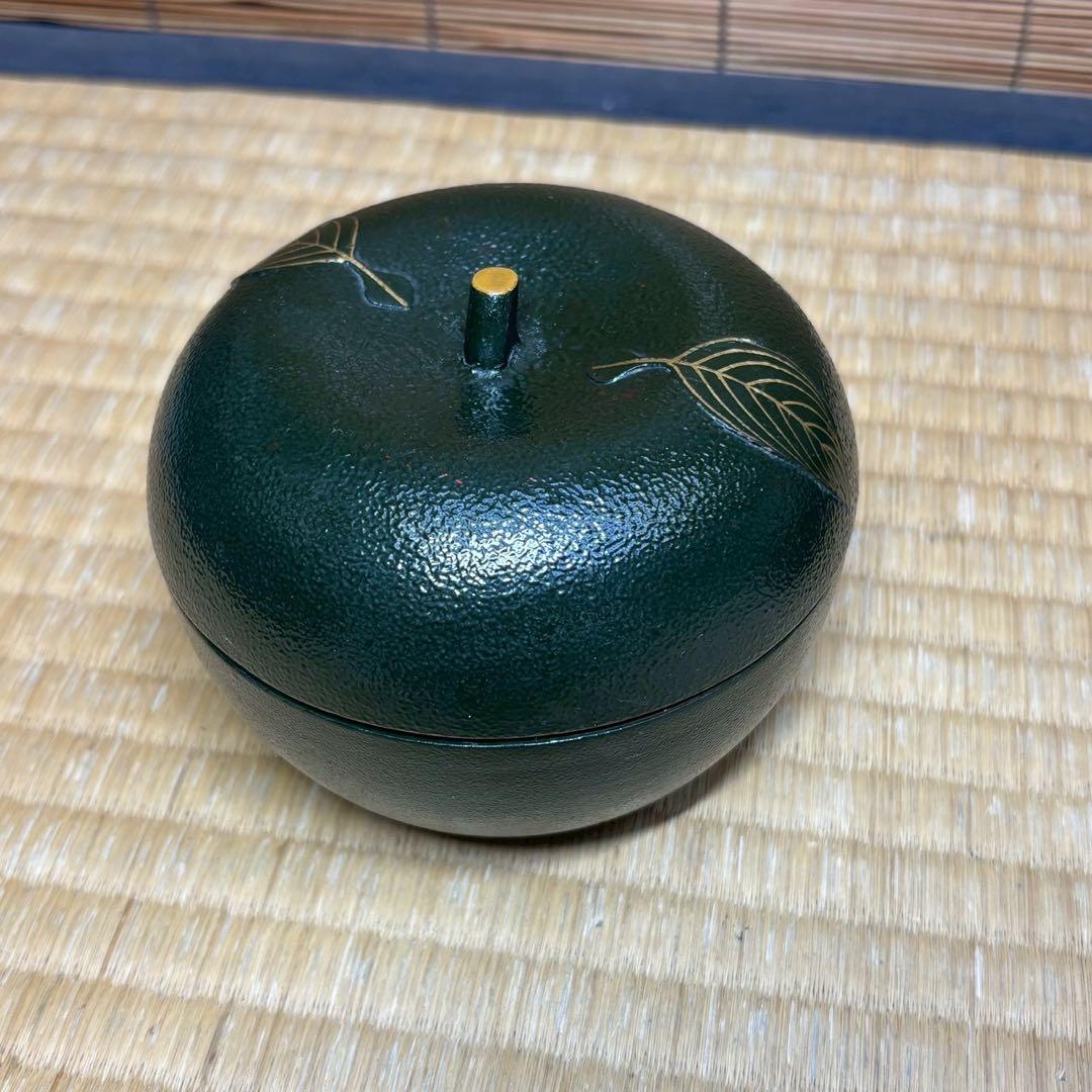 C- 1049▲お正月　祝い事　木製漆器　りんご型　蓋物　6客