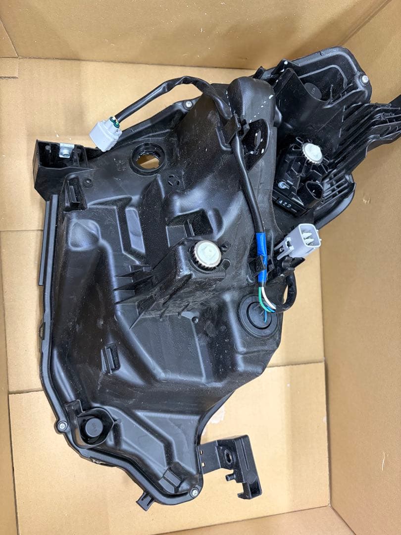 ダイハツミライース 左側ヘッドライト 購入の際必ずコメントお願いします。