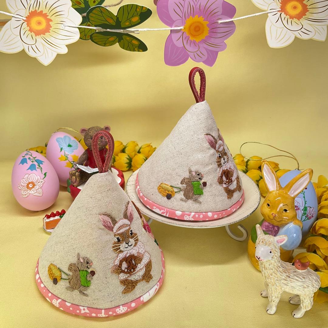 【まりこ】手刺繍　三角鍋つかみ　STAUB