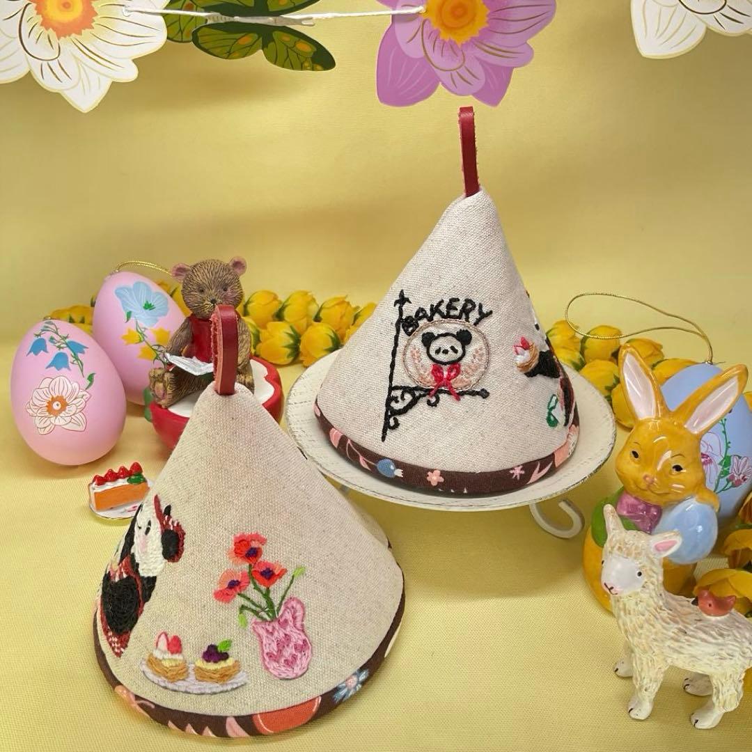 【まりこ】手刺繍　三角鍋つかみ　STAUB