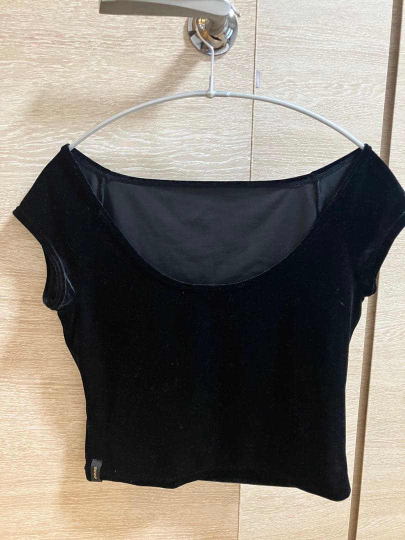 UNOA 黒ベロア　オフショルダーショート丈トップス