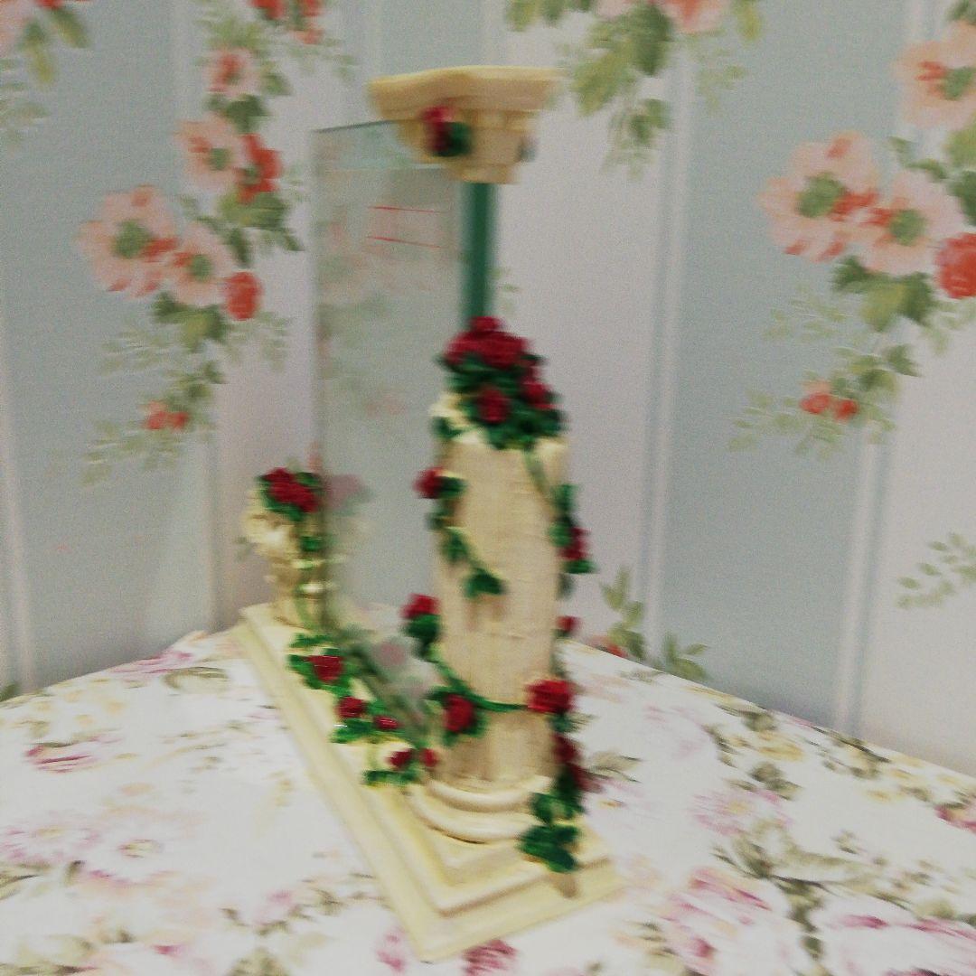 パルテノン神殿柱と深紅の薔薇のフレーム