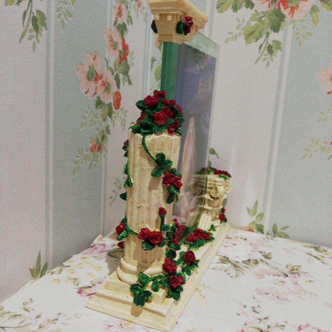 パルテノン神殿柱と深紅の薔薇のフレーム