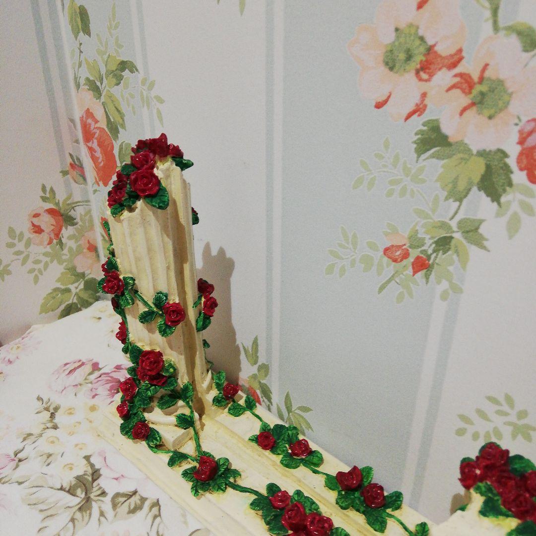 パルテノン神殿柱と深紅の薔薇のフレーム