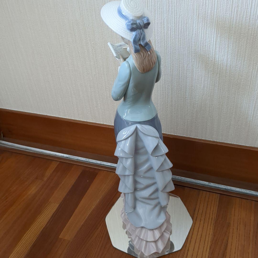 リヤドロ　読書をする貴婦人