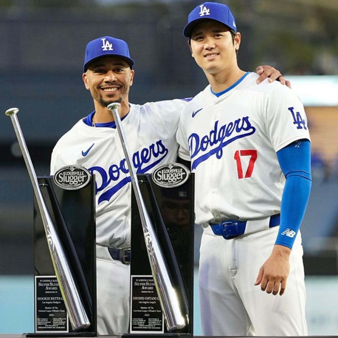 大谷翔平選手　シルバーサインプリントフィギュアボール、TOPPSカード2点セット
